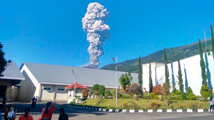 V Indonézii vybuchla najaktívnejšia sopka Merapi.