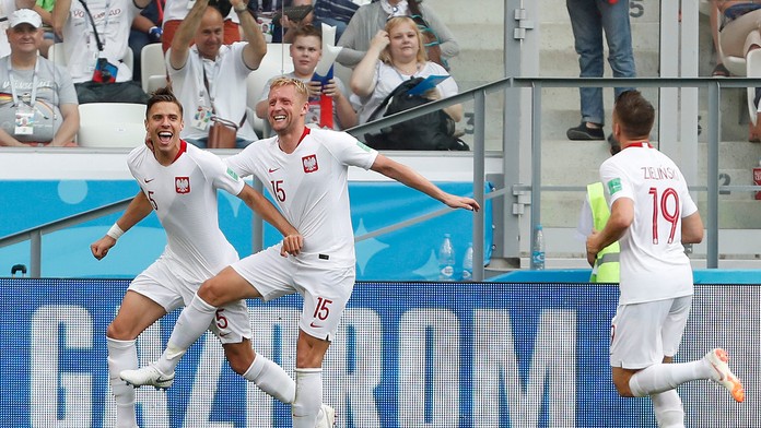 Poľskí hráči sa tešia z gólu Jana Bednareka (vľavo) v zápase proti Japonsku na MS 2018.