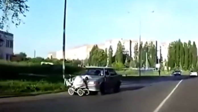 Taxikárka zrazila dieťa v kočíku.