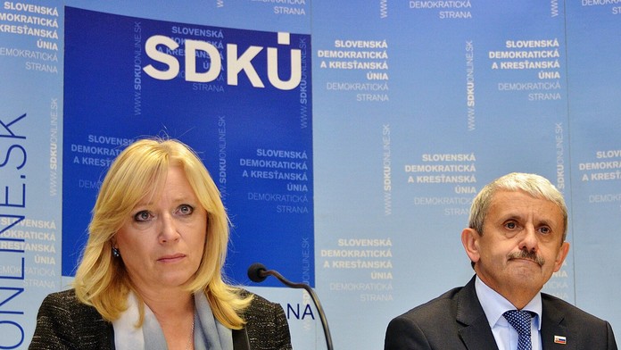 Georginio Wijnaldum a vpravo Trent Alexander-Arnold z Liverpoolu oslavujú gól v odvete semifinále LM proti Barcelone.