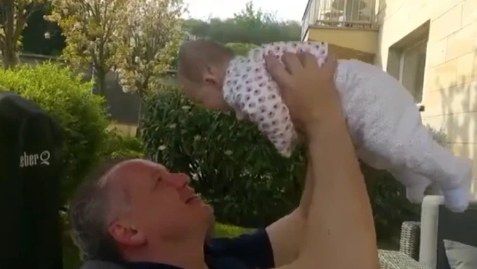 Prezident Kiska s vnučkou.