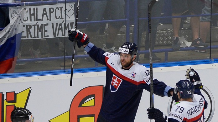 Marián Gáborík a Libor Hudáček sa tešia z vyrovnávajúceho gólu.