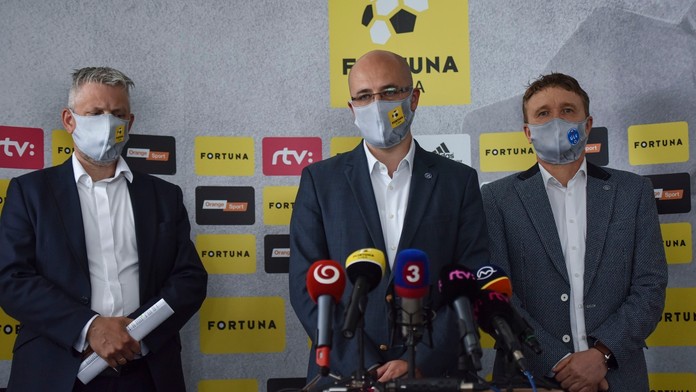 Na snímke sprava prezident ÚLK Ivan Kozák, výkonný riaditeľ ÚLK Michal Mertinyák, právny zástupca ÚLK Peter Handiak.