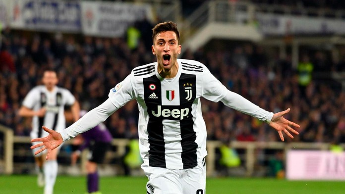 Hráč Juventusu Rodrigo Bentancur oslavuje úvodný gól.