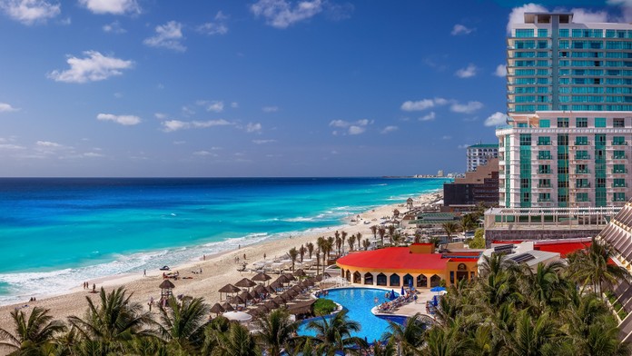 Romantická dovolenka sa zmenila na tragédiu. Mladý turista vypadol z balkóna