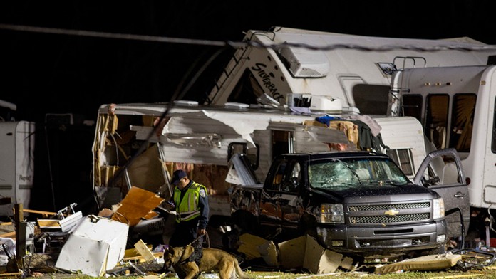 Zachranár prehľadáva miesto v meste Convent po zasiahnutí tornádom.