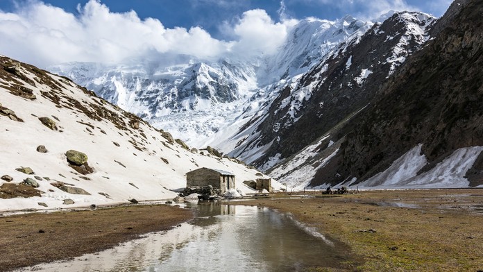 Základný tábor pod horou Rakapoši.