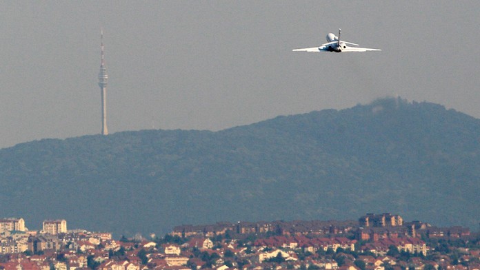 Lietadlo so srbským prezidentom malo vo vzduchu problémy.