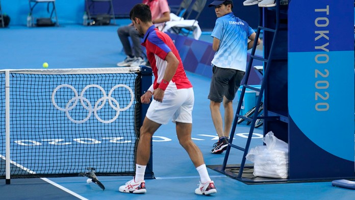 Novak Djokovič zo Srbska láme raketu v zápase o tretie miesto.