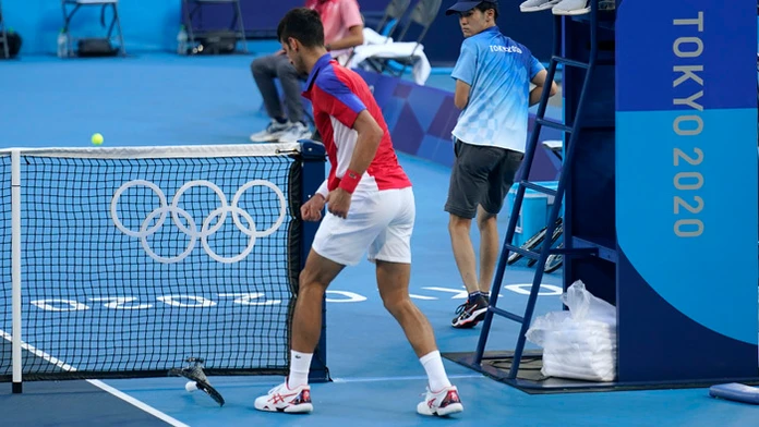 Novak Djokovič zo Srbska láme raketu v zápase o tretie miesto.
