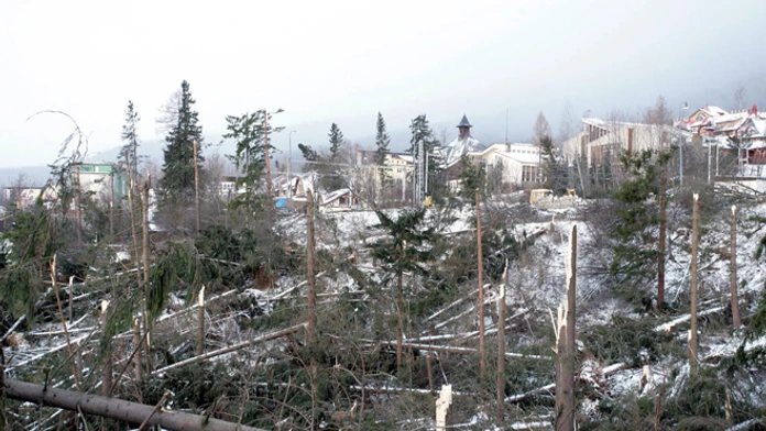 Na archívnej snímke ranný pohľad 20. novembra 2004 na vyčíňanie víchrice v Starom Smokovci. 
