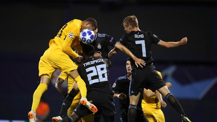 Moumi Ngamaleu a hráči Dinama.