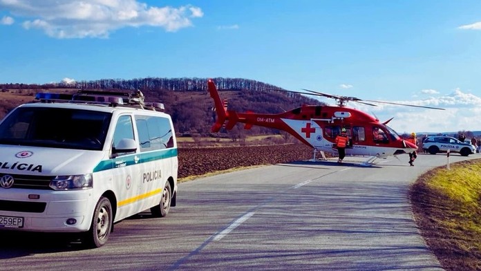 Na snímke polícia a vrtuľník zasahujú pri tragickej nehode v Revúckom okrese.