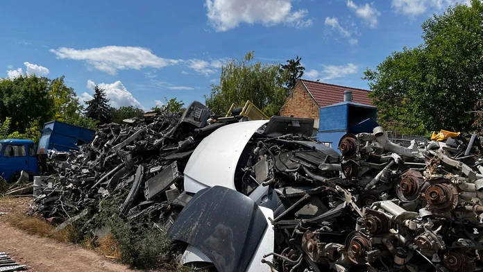 Enviropolícia preveruje pri Komárne nelegálny odpad zo starých áut.