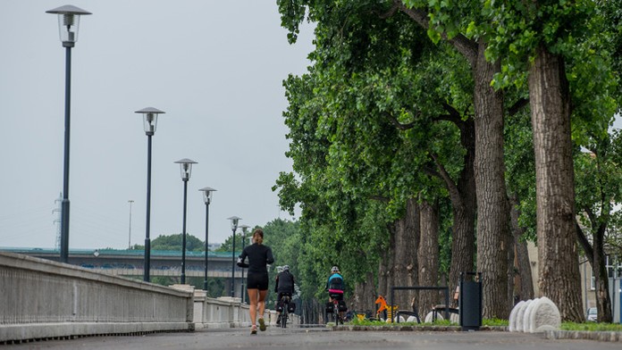 Dunajská promenáda na nábreží Dunaja.