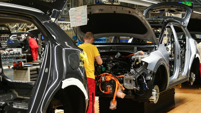 Na snímke montáž nových automobilov Kia 