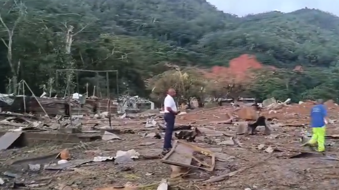 Záplavy a obrovský výbuch. V známej dovolenkovej destinácii vyhlásili výnimočný stav