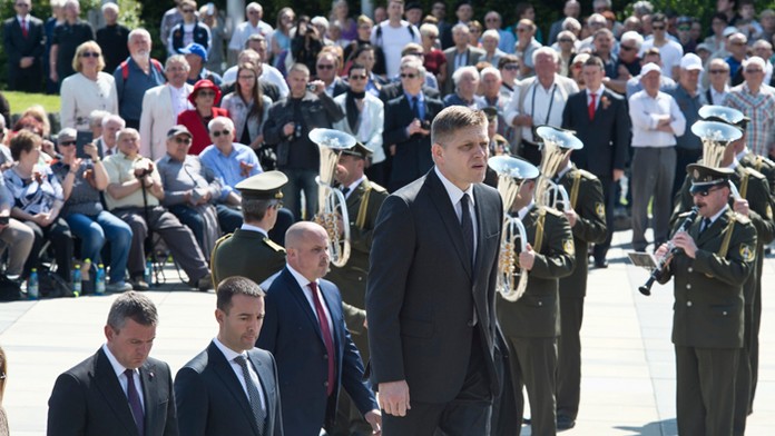Robert Fico, Peter Pellegrini a Tomáš Drucker na pietnom akteu pri príležitosti 71. výročia Dňa víťazstva nad fašizmom na Slavín