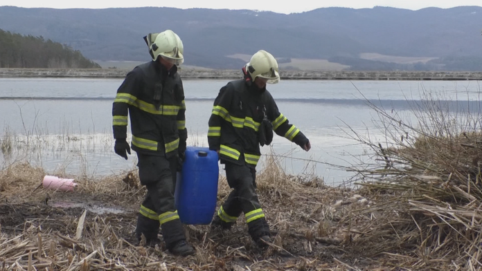 Biatlonistka Anastasia Kuzminová oslavuje triumf v šprinte na MS v Östersunde.