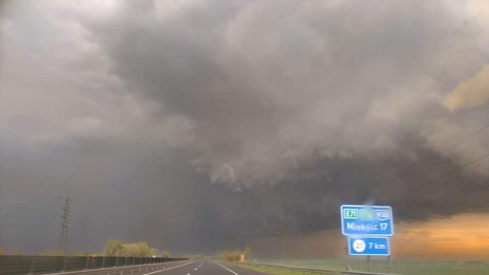 V Maďarsku neďaleko slovenských hraníc vyčíňalo „gustnádo“. Hlásia početné škody