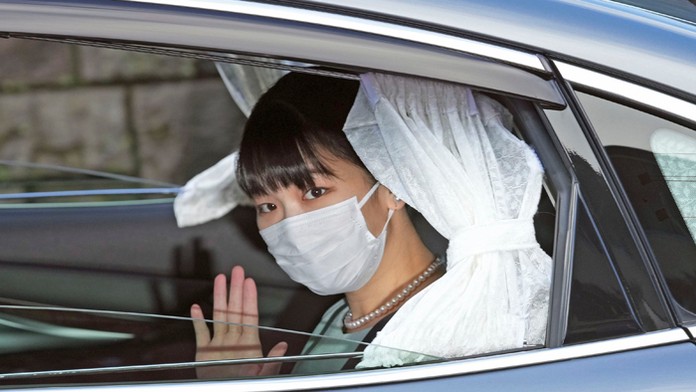 Japonská princezná Mako sa vydala za svojho neurodzeného snúbenca.