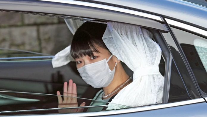 Japonská princezná Mako sa vydala za svojho neurodzeného snúbenca.