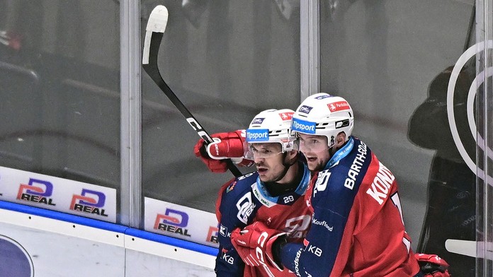 Miloš Kelemen (vľavo) oslavuje gól