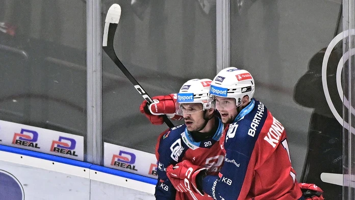 Miloš Kelemen (vľavo) oslavuje gól