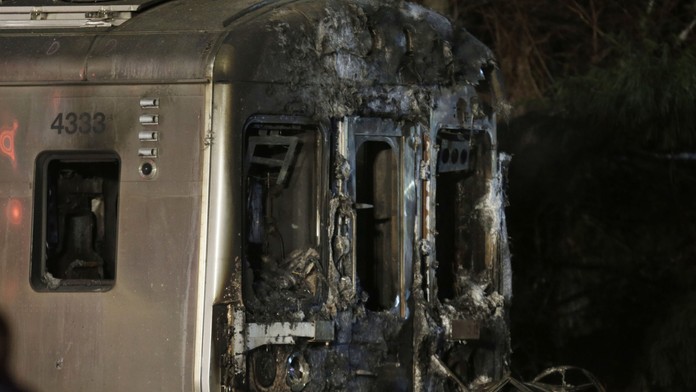 Pri New Yorku sa zrazil vlak s autom.