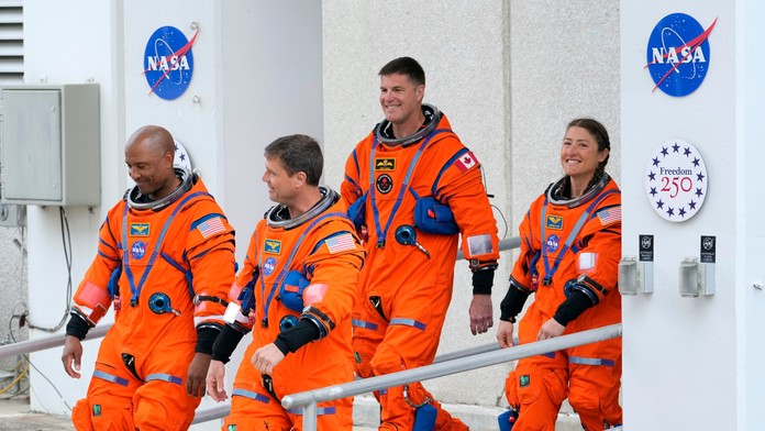 Dôležitá časť misie sa ešte len začína. Astronauti majú podrobný časový harmonogram (prehľad)