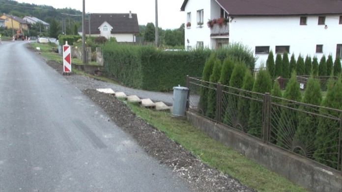 Opravená cesta v Nižnom Orlíku, ale bez rigolov a prechodových líšt.