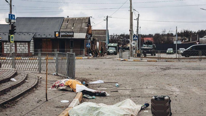 Ruskí vojaci zabili rodinu, ktorá sa snažila ujsť do bezpečia. Putin útoky na civilistov popiera