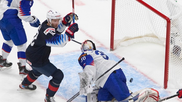 Lyžiari v zatvorenom lyžiarskom stredisku v Tatranskej Lomnici. (1.1.2021)