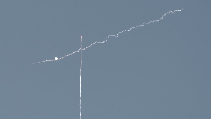 Na snímke izraelský systém protivzdušnej obrany zachytáva raketu vypálenú z Jemenu.