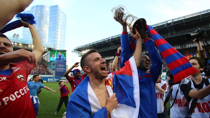 VLje.zoran_tosic_z_cska_moskva_sa_tesi_zo_zisku_titulu_v_ruskej_futbalovej_lige_v_maji_2014_.jpg