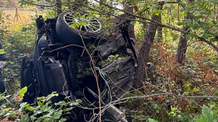 Na snímke auto, ktoré skončilo na D2 mimo vozovky.