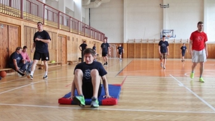 Hokejisti HKM Zvolen na príprave v telocvični.