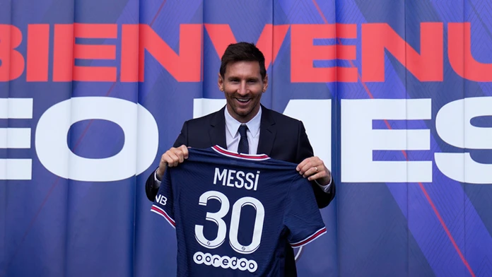 Lionel Messi s dresom, ktorý si bude obliekať v Paríž St. Germain.