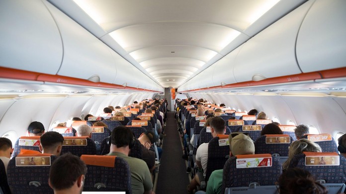 VIDEO: Dobýjal sa do kokpitu a kričal, že je lepší pilot. Kvôli agresívnemu mužovi museli na polceste všetci vystúpiť