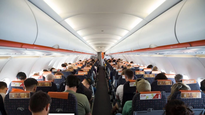VIDEO: Dobýjal sa do kokpitu a kričal, že je lepší pilot. Kvôli agresívnemu mužovi museli na polceste všetci vystúpiť