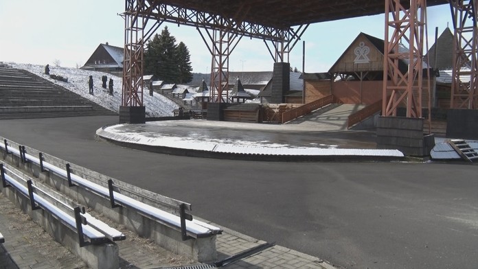 Prázdny amfiteáter vo Východnej