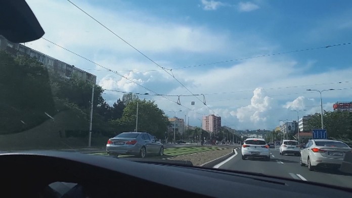 Autom jazdil do trati električky.