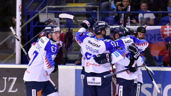 Na snímke radosť slovenských hráčov po strelení prvého gólu v prípravnom zápase Slovensko - Lotyšsko.