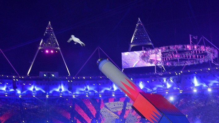 VIDEO:  Odvážny kúsok sa skončil hrozivým pádom. Svetoznámy kaskadér vystrelený z dela utrpel vážne zranenia