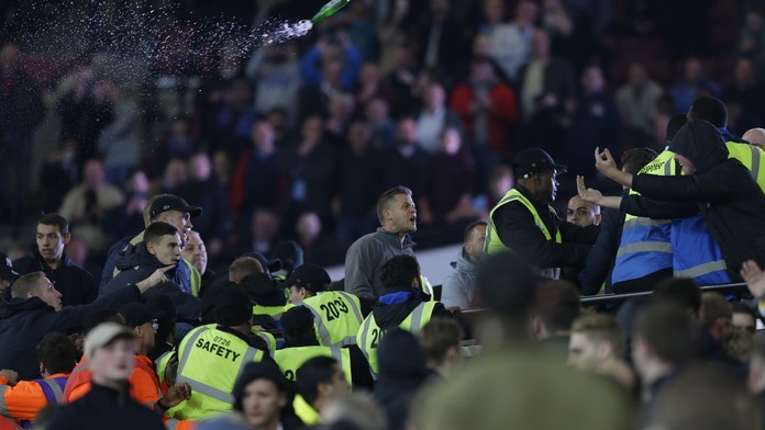 Výtržnosti fanúšikov West Hamu a Chelsea počas zápasu Ligového pohára.