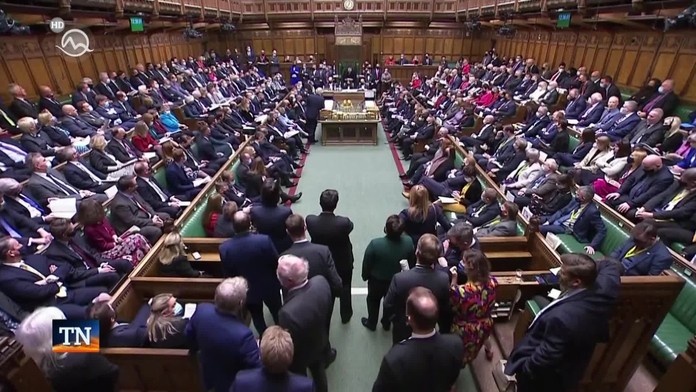 Len čo to oznámil, už sa bijú o jeho post. Trojica konzervatívcov chce nahradiť Borisa Johnsona