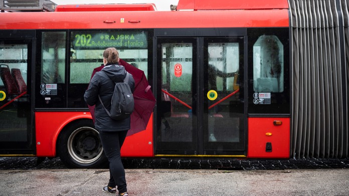 Kežmarčan masturboval v bratislavskom trolejbuse. Nahlásili ho cestujúci, polícia ho obvinila