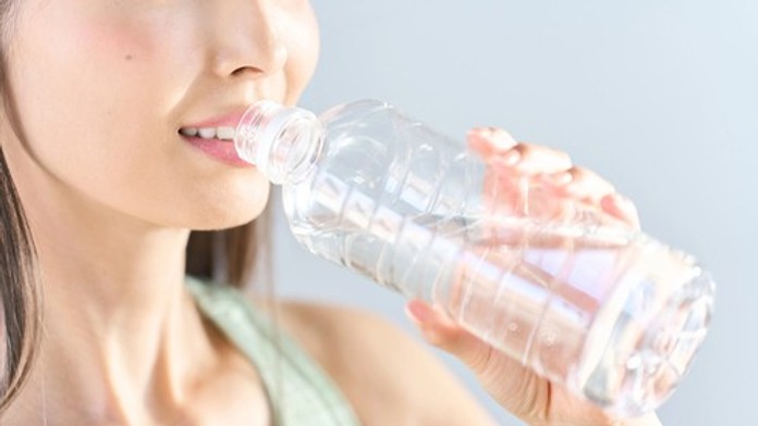 Voda vo fľaši v horúčavách nie je vždy bezpečná. Vedci varujú pred nebezpečnými baktériami