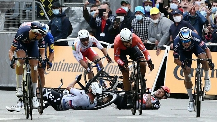 Sagan a Ewan na zemi po kolízii počas špurtu 3. etapy Tour de France.