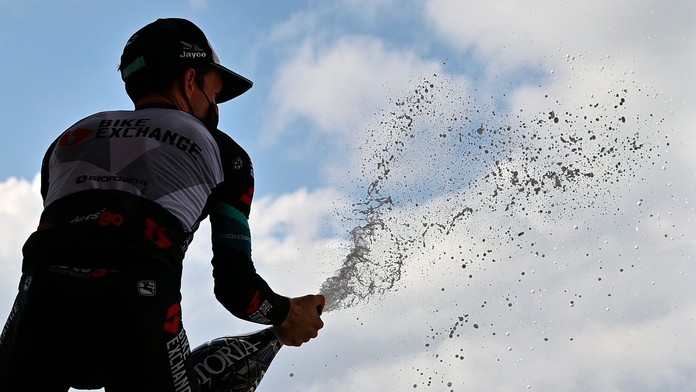 Simon Yates oslavuje svo triumf v 19. etape Giro d Italia.